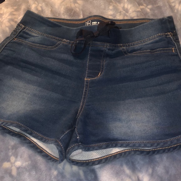 Stretchy Jean shorts - Picture 1 of 2